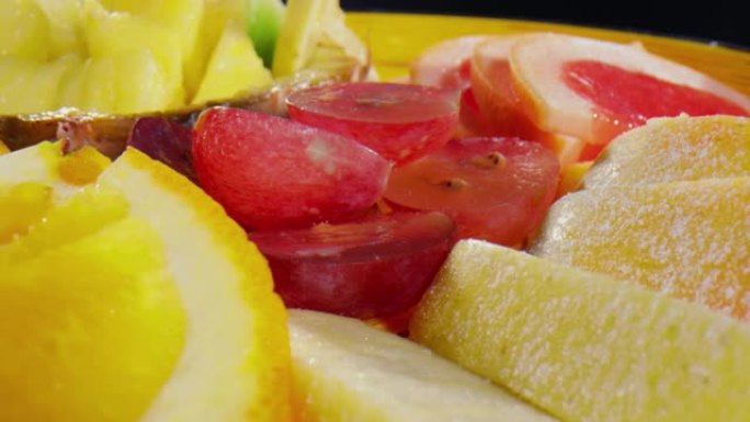 一碗水果: 加糖的苹果，猕猴桃，柠檬，橘子，李子，葡萄柚-特写