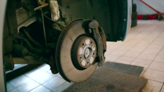 将车轮从车轮拱中取出，以修理车库中的汽车制动器