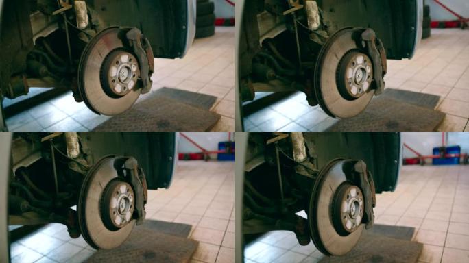 将车轮从车轮拱中取出，以修理车库中的汽车制动器