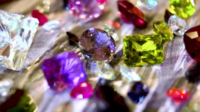 特写。各种宝石和矿物宝石: 红宝石，钻石，祖母绿，玛瑙，紫水晶，蓝宝石，黄玉，电气石，海蓝宝石