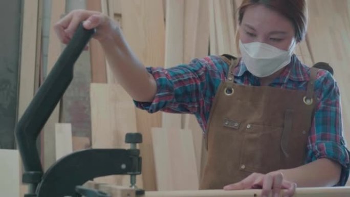小企业主木匠微笑着站在工业家具制造车间的肖像