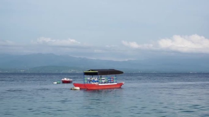 海上游船之旅。冒险旅行者的旅游船旅行。印度尼西亚中苏拉威西岛东加拉丹绒卡朗海滩的旅游船。