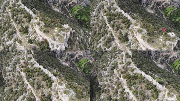 在Lycian城市Myra (土耳其) 的一座山上的堡垒废墟的空中俯视图