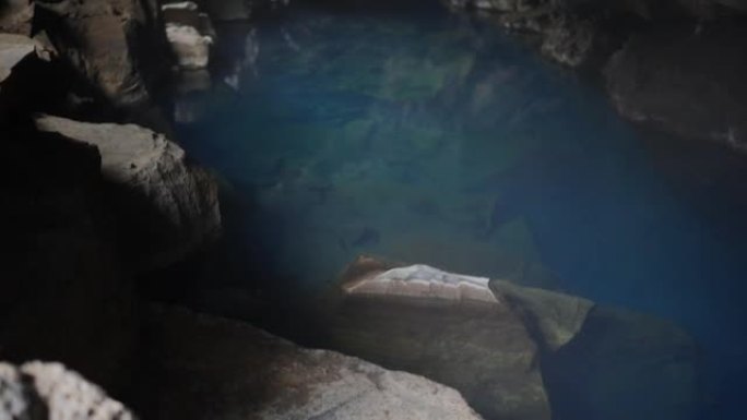 格尔乔塔加火山洞穴，米瓦特湖附近有清澈的蓝色热水