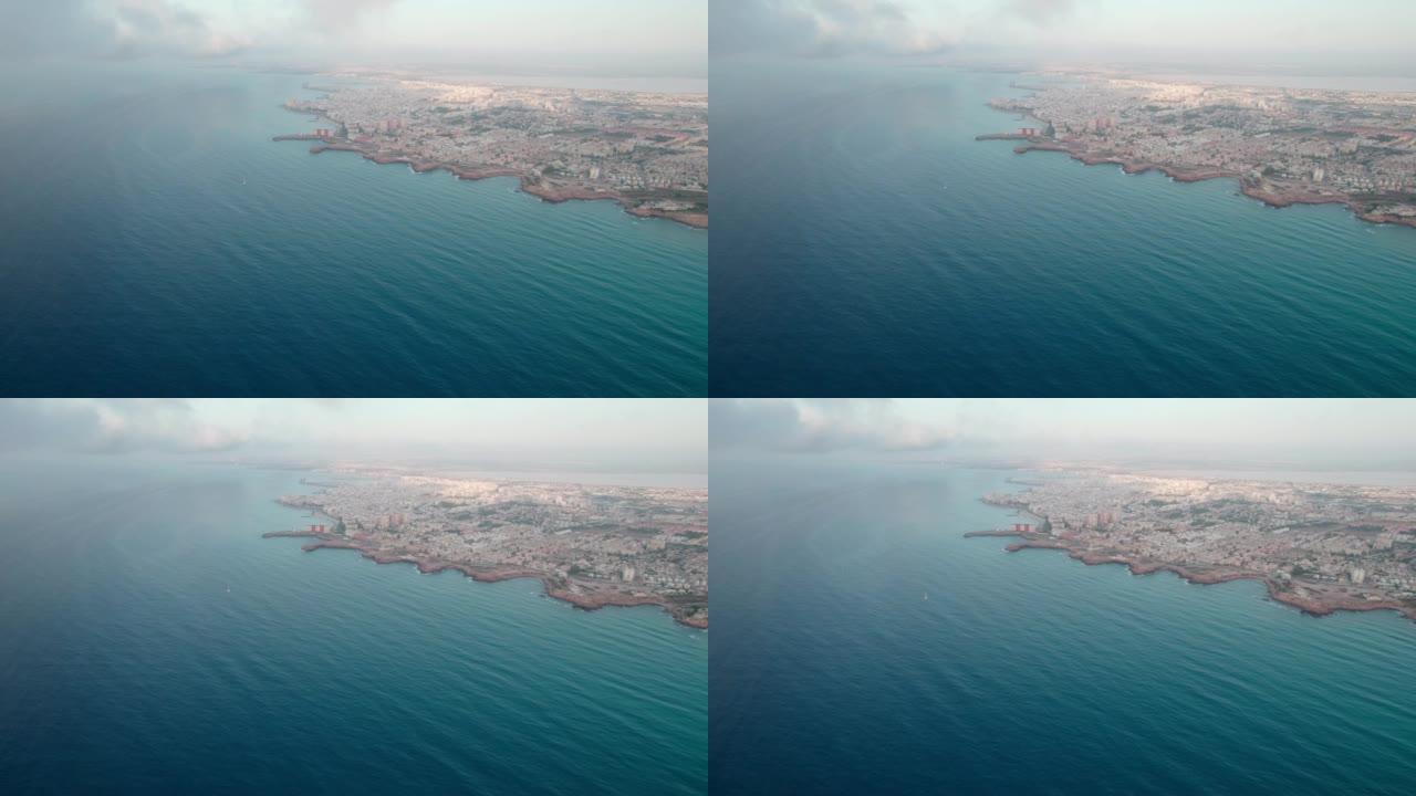从乘飞机飞行的角度看科斯塔布兰卡。蔚蓝的海水与海岸上的城市形成了美丽的对比。