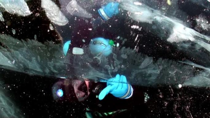 贝加尔湖水下冰下潜水员外的视频拍摄。