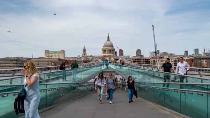 在伦敦的千禧桥上行走的人们的延时视图