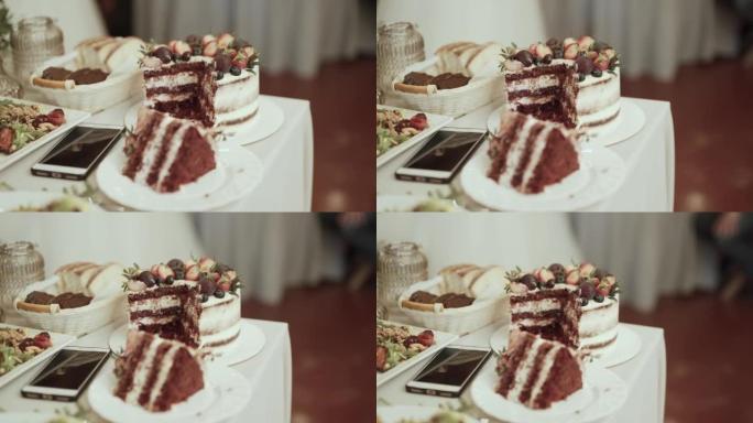 白色和红色馅料的蛋糕，装饰有草莓和巧克力。
