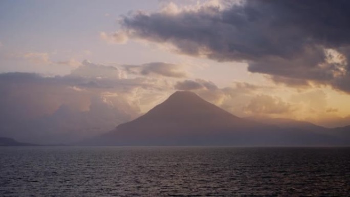 日落时危地马拉阿蒂特兰湖的风景