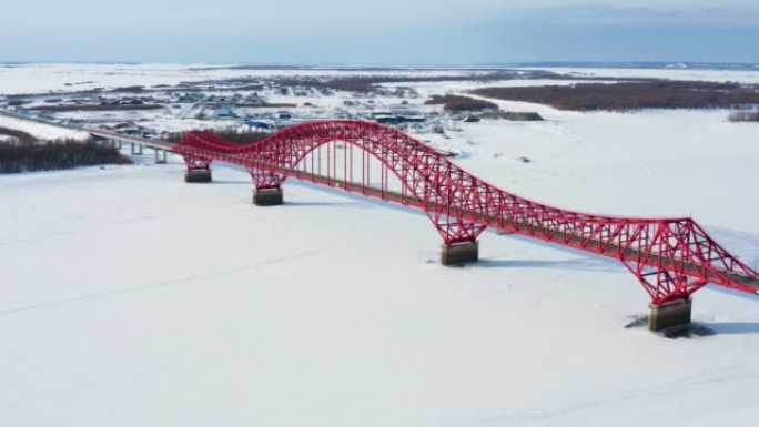 汉特-曼西斯克在冬天。额尔齐斯河和泊位。红龙桥。鸟瞰图。