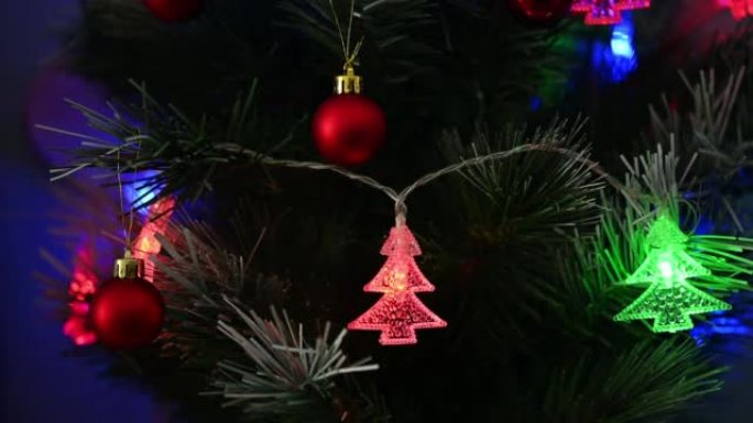 圣诞树上的圣诞红球装饰与美丽的灯光庆祝