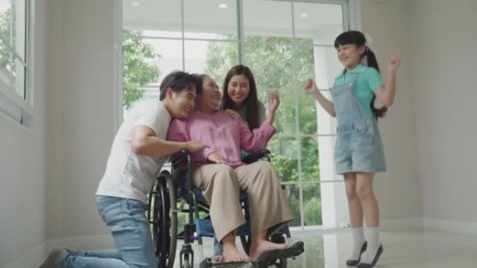 年轻的亚洲家庭与残疾的高级妇女搬进新房子