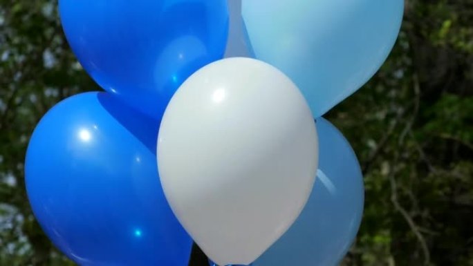 白色和蓝色氦气球。