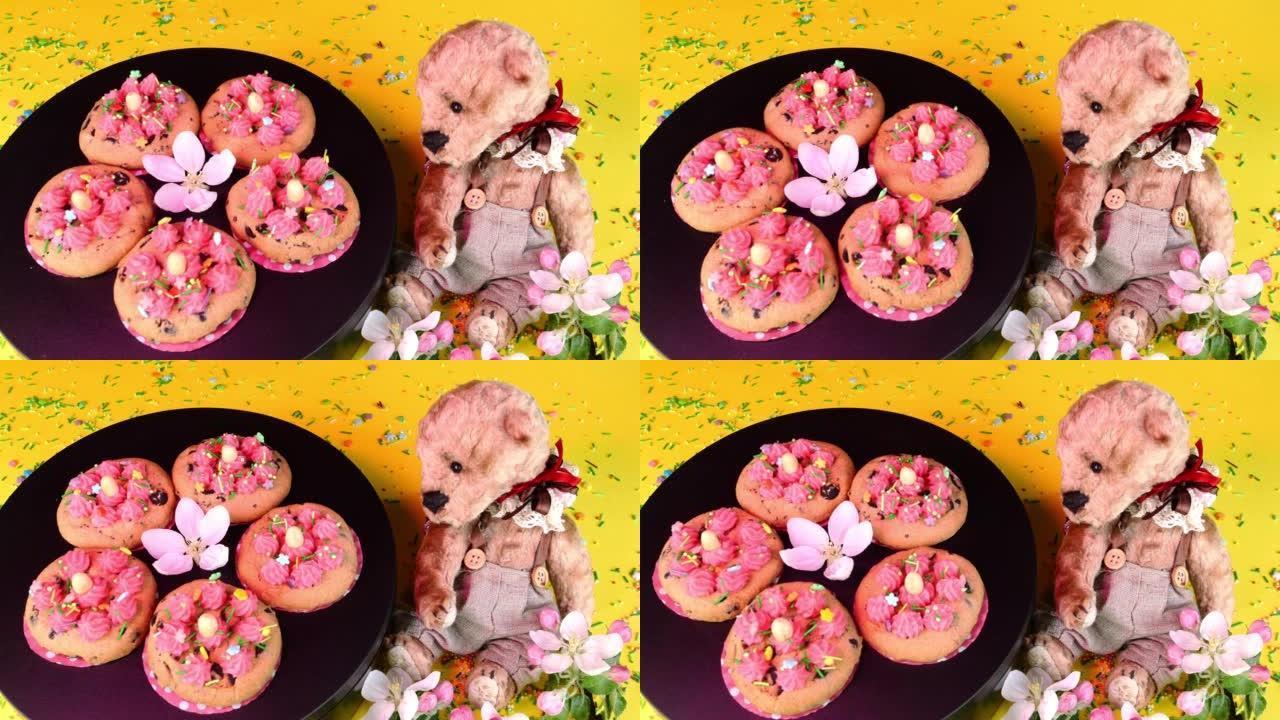 用香草奶油装饰的饼干在粉红色的黑色转盘上缓慢旋转。泰迪熊。家用厨房制作的糖果和甜点。