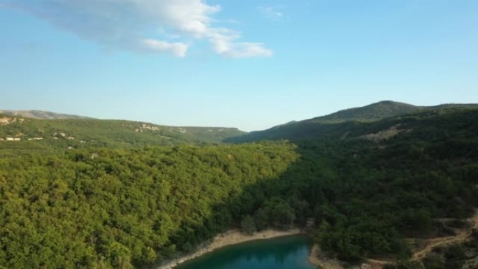 圣克鲁瓦湖在欧洲绿色的法国乡村边缘，在法国，普罗旺斯阿尔卑斯蔚蓝海岸，在瓦尔，在夏天，在一个阳光明媚