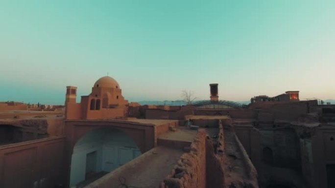 历史悠久的城市亚兹德屋顶全景日夜与伊朗中部夏季的繁星之夜