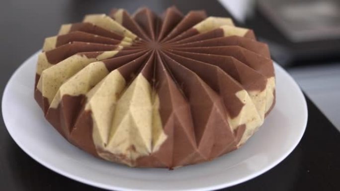 不含精制糖的美味健康巧克力蛋糕特写