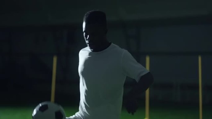 足球冠军独自在黑暗大厅训练，非裔美国人踢球，自由泳