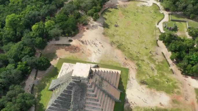 墨西哥奇琴伊察:古玛雅城市的鸟瞰图，中美洲金字塔El Castillo(库库尔坎神庙)被郁郁葱葱的丛