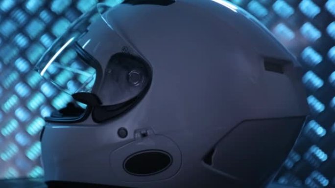 金属背景上的白色摩托车全脸头盔旋转。