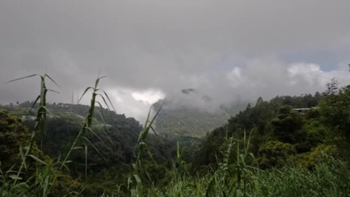 东爪哇劳乌山周围山区浓雾的延时