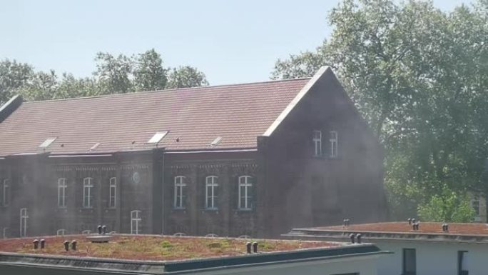 杜塞尔多夫 (d ü sseldorf) 建筑工地的细小灰尘飞过空中，经过现代有机涂层的住宅屋顶