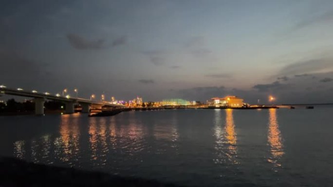 从冲绳那霸渔港看到的那霸港夜景