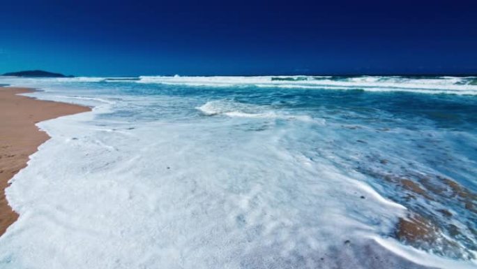 海浪沙滩。沙滩上有黄沙，滚滚的波浪有泡沫。大西洋，巴西坎佩切镇