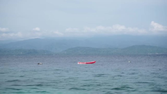 海上游船之旅。冒险旅行者的旅游船旅行。印度尼西亚中苏拉威西岛东加拉丹绒卡朗海滩的旅游船。