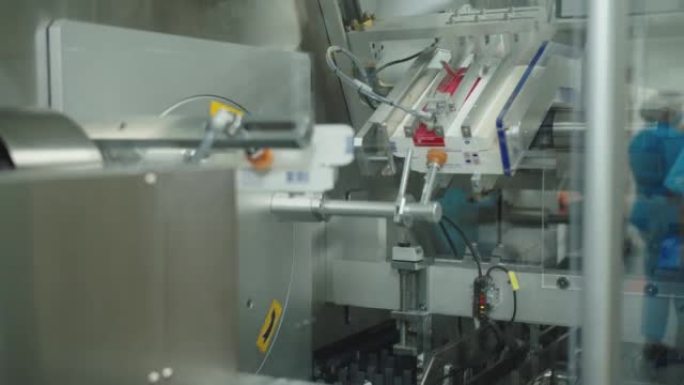 带有俄罗斯标题的药物包装的机器人设备意味着抗高血压药物并将其运送到传送带上。自动化包装机械在药品生产