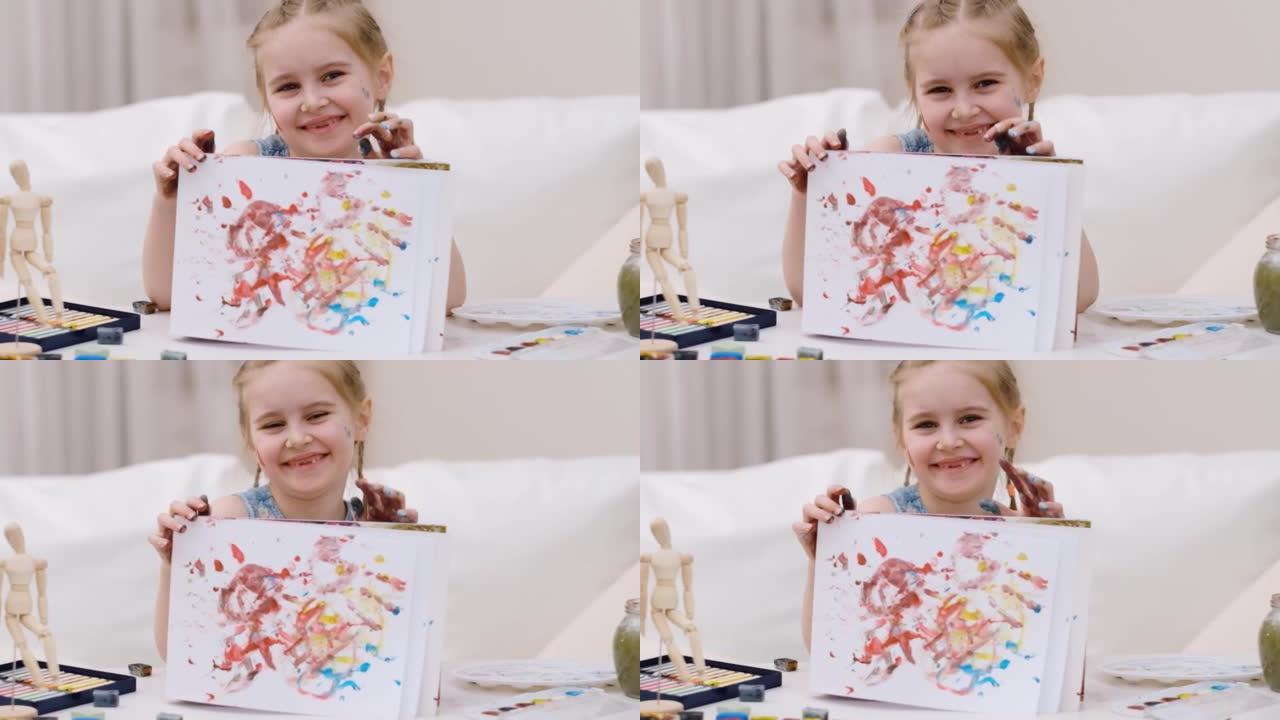 小女孩展示她的画