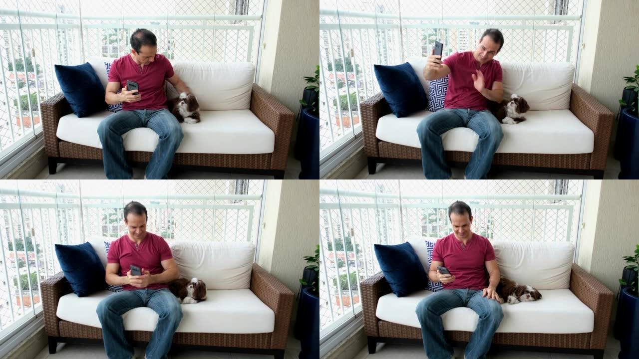 坐在白色沙发上的男子与他的宠物合影，并将其上传到社交媒体。
