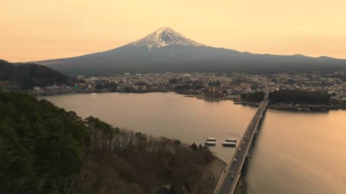 富士山和大桥的鸟瞰图