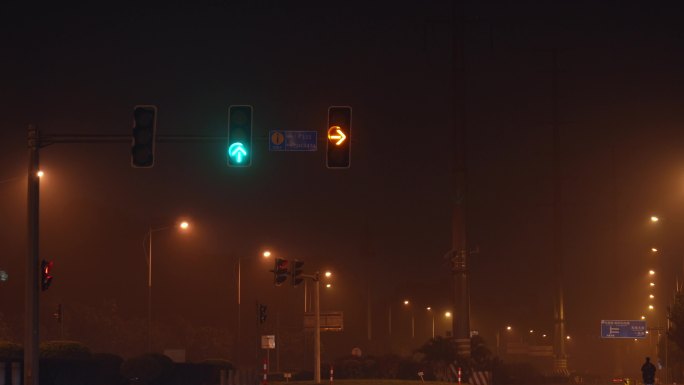 凌晨马路  电动车 红绿灯