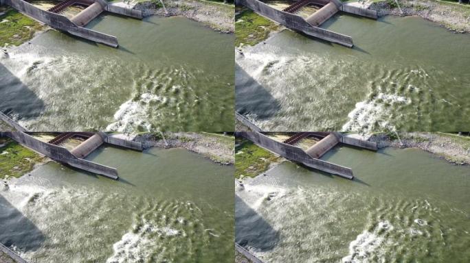 鸟瞰图丹尼森大坝水电站产生的强水流涌入美国德克萨斯州和俄克拉荷马州之间的红河沿岸的溢洪道