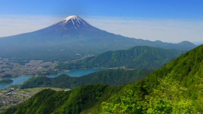 从新鲜的绿色新道山口看到富士山和川口湖