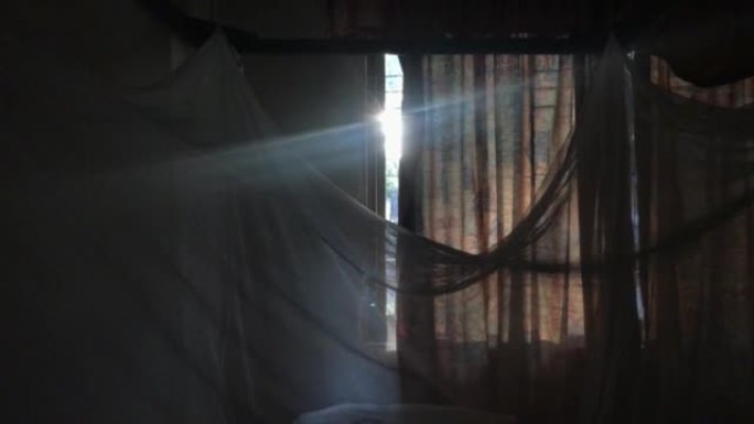 阳光透过窗帘
