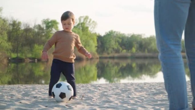 小孩子踢足球给他父亲。4k