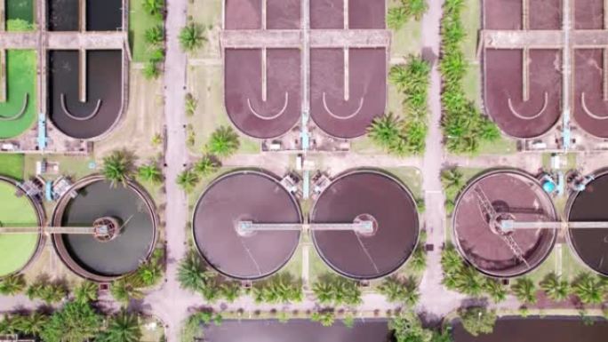 鸟瞰图大角度俯视无人机拍摄污水处理厂。水处理厂固体接触澄清池罐式污泥再循环。工业废水处理厂
