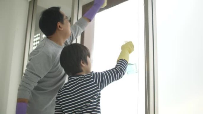 父子一起洗和擦拭房子的玻璃窗