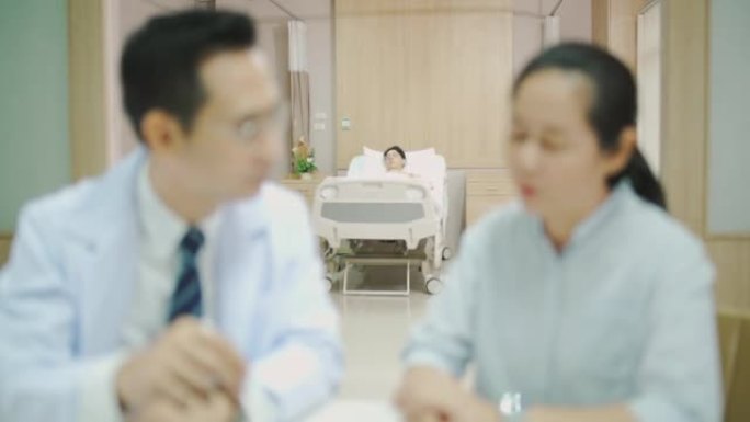 亚洲医生向病人家属解释了一些信息。