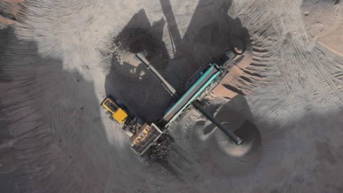 带带式输送机的移动式颚式破碎机厂将破碎和筛分砂。露天矿采砂生产线。