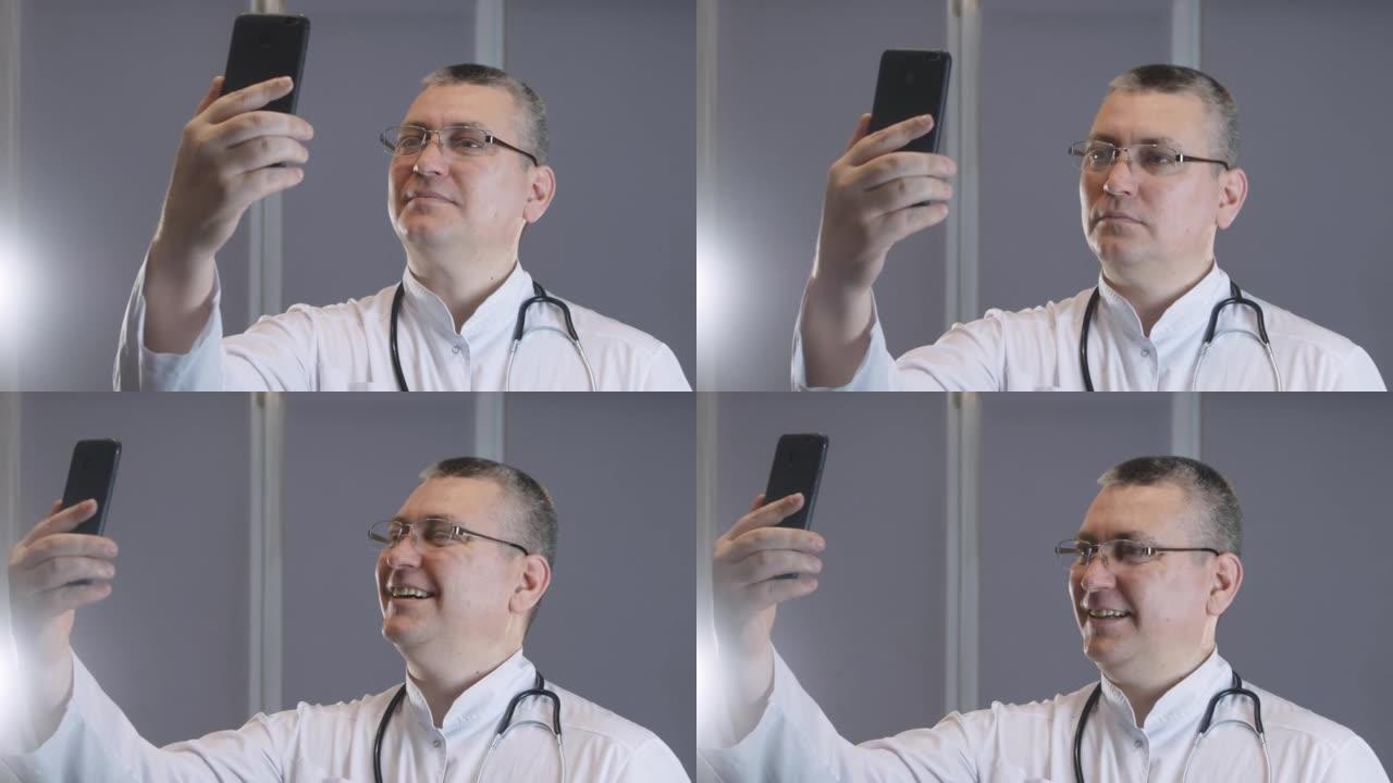 男医生在手机上自拍时微笑着做鬼脸
