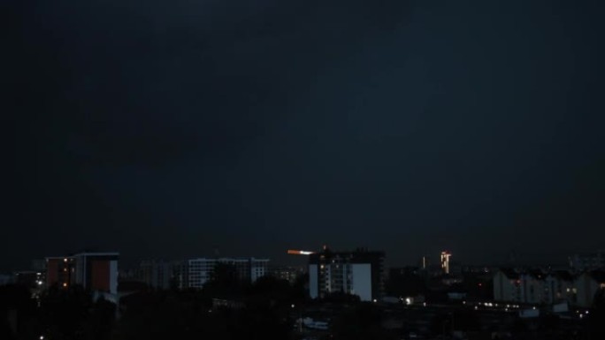 光明中的闪电之城。雷雨镇。闪电雷暴闪电