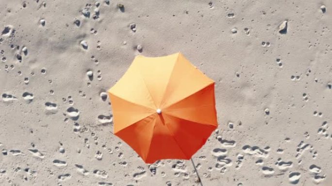 白色沙滩上的沙滩伞