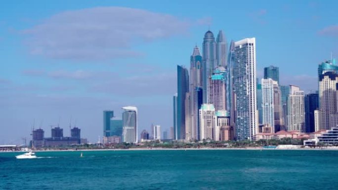 迪拜滨海湾区海滩和海湾的美丽景色。现代豪华游艇，游轮在海滩附近航行