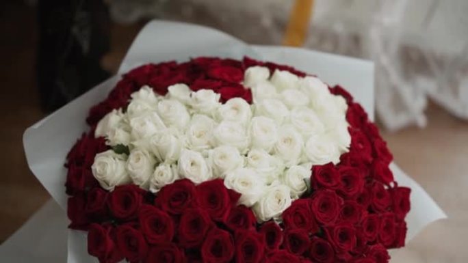 心形大束红玫瑰和白玫瑰的特写镜头