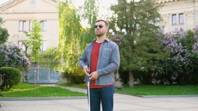 盲人在公园里设置拐杖。独立概念。残疾人