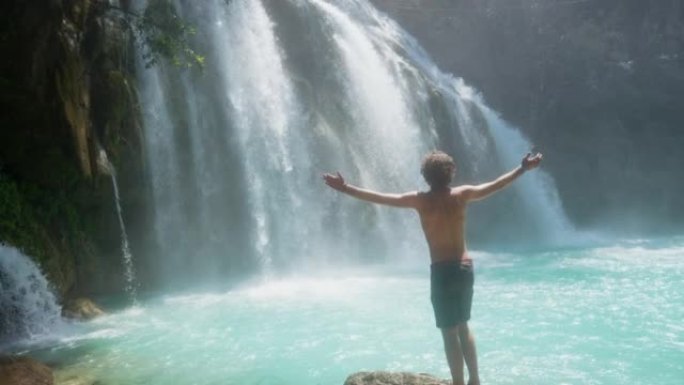 男子站在墨西哥恰帕斯州的El Chiflon瀑布附近