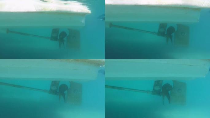 水面下的船用发动机螺旋桨和舵。